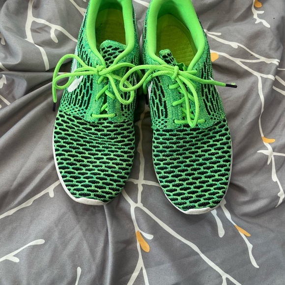 Nike Green and Black Athletic Shoes - Picture 2 of 3